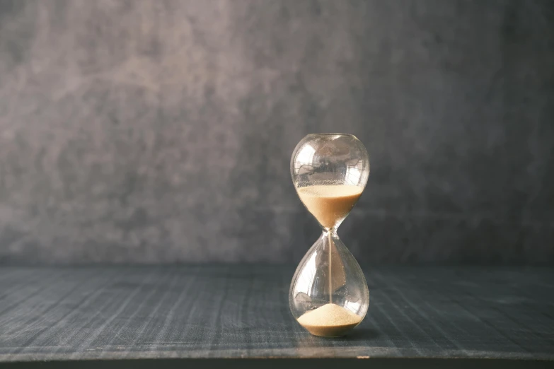 the hour is being used to make sand in an hourglass