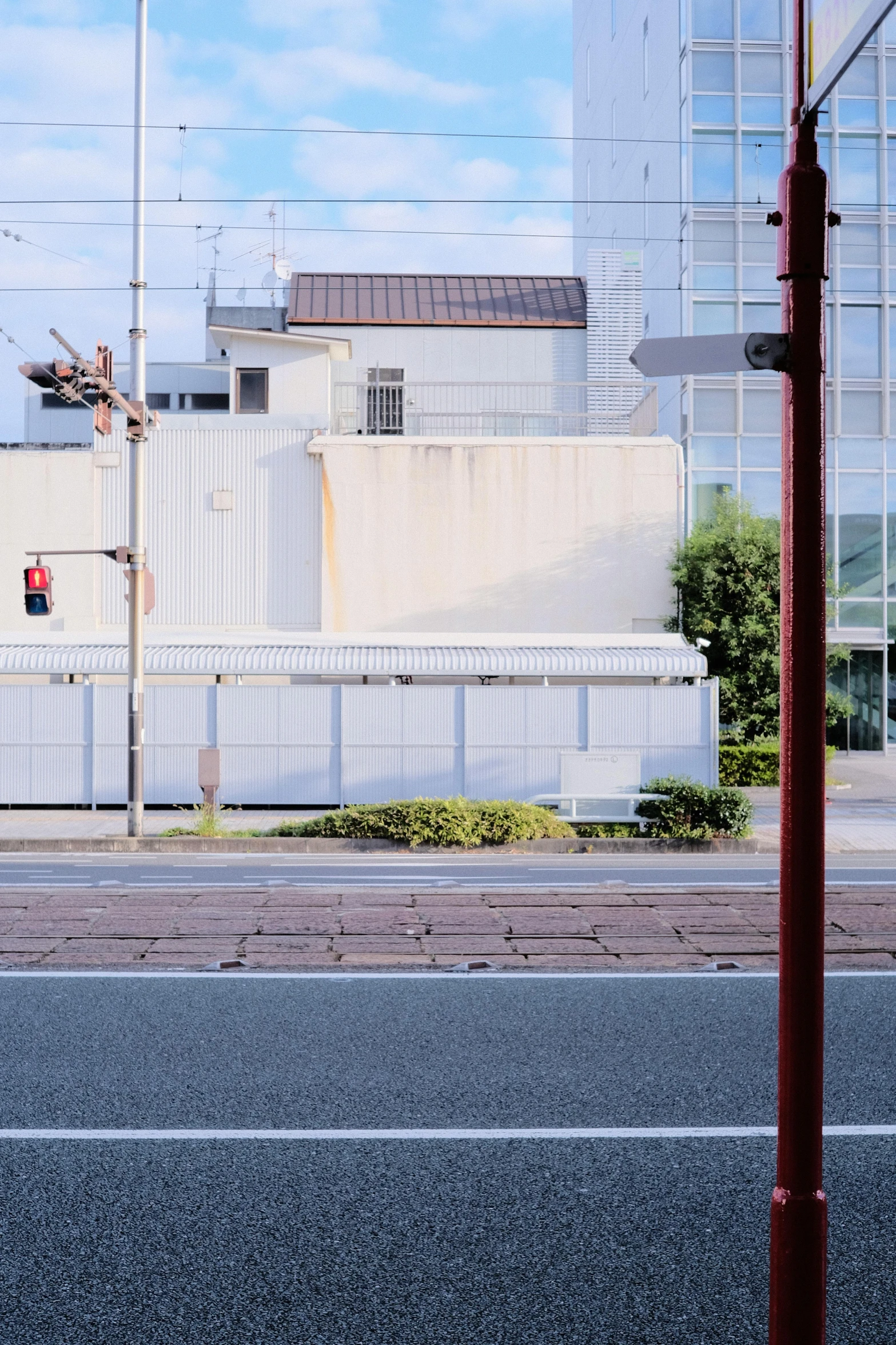 a building and a traffic signal on the corner of the street