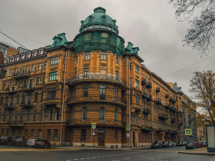 an older building is in the midst of a busy street