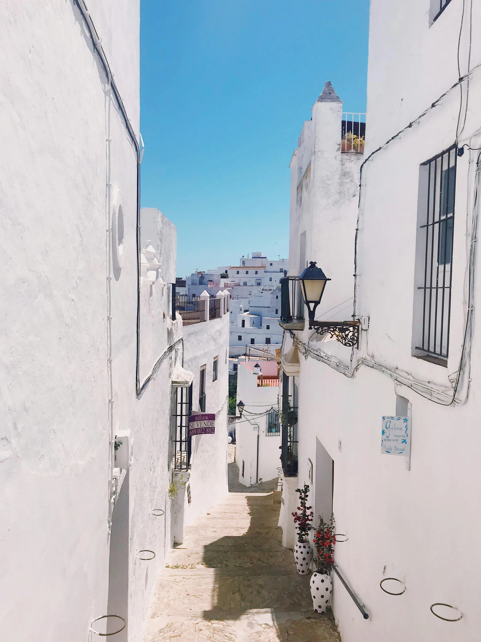 narrow alley way with old buildings and windows on both sides