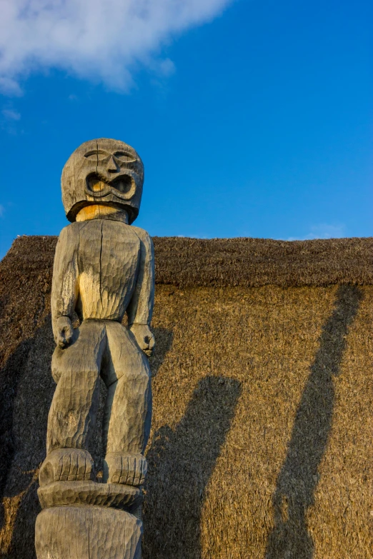 the small stone sculpture is sitting on top of the wall