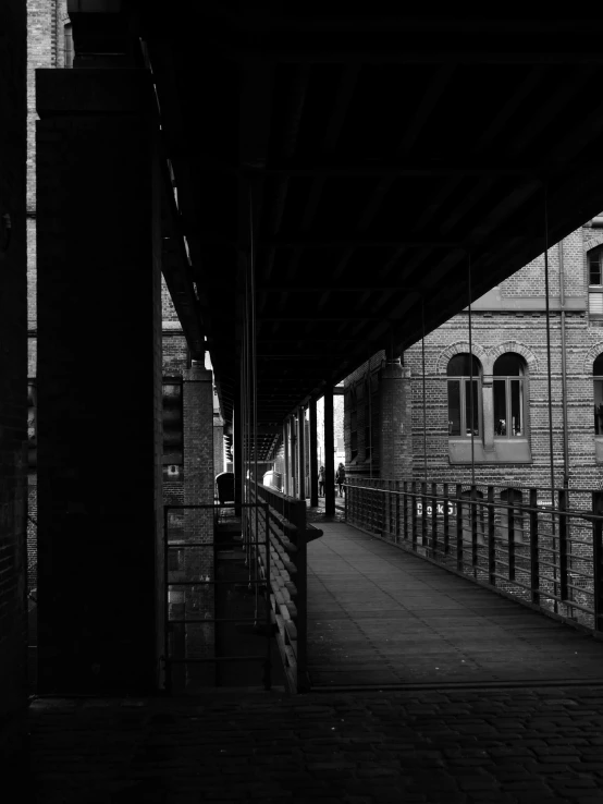 a black and white po of the sidewalk near a building