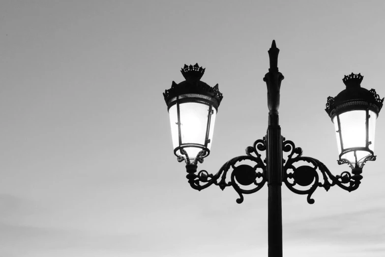 a lamp post is lit up in the dark