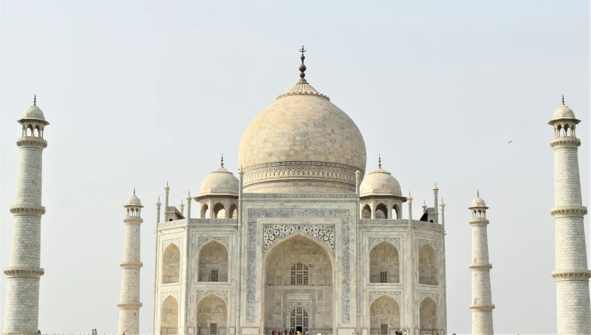 the taj mosque is situated within two identical towers