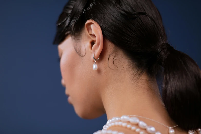 a close up s of the back of a women's head