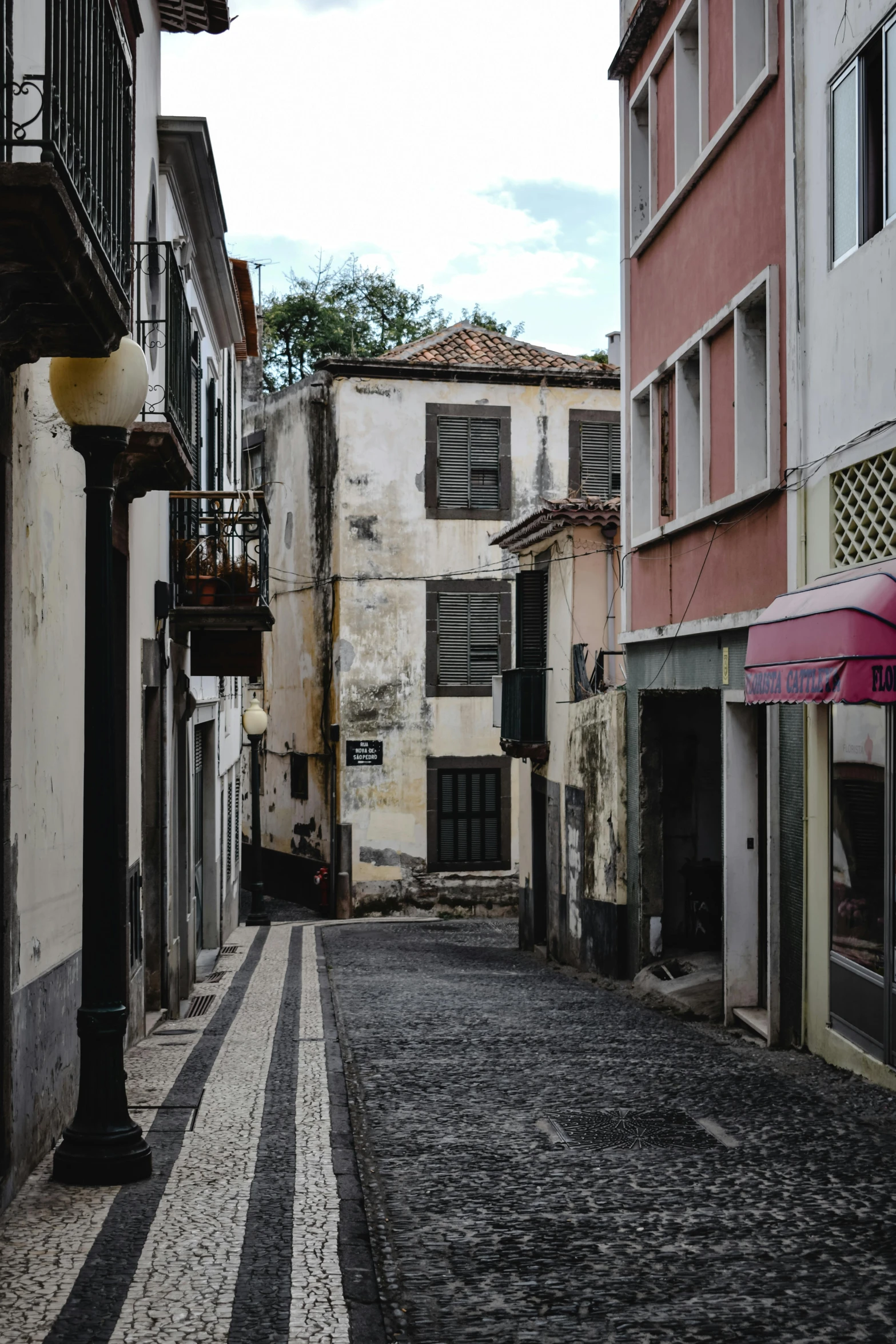 a small street that is very narrow and empty