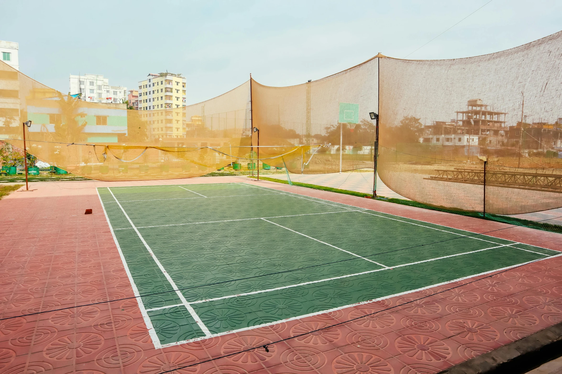 a tennis court that is in the middle of the city