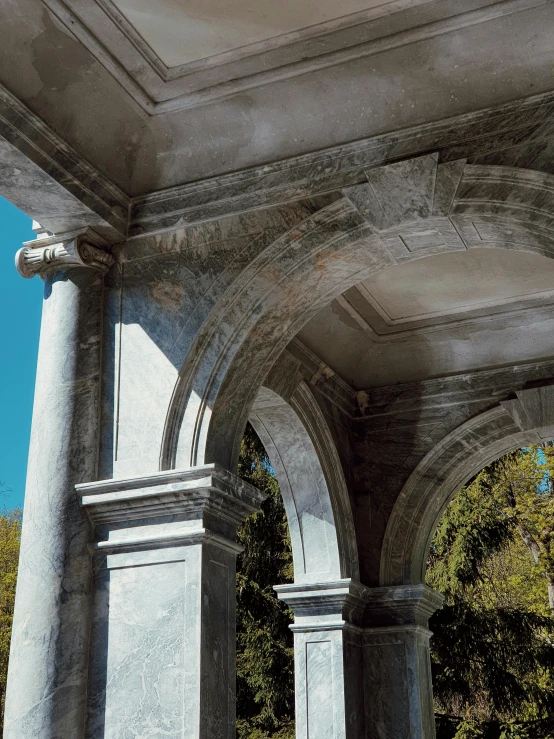 an arch is covered with decorative carvings