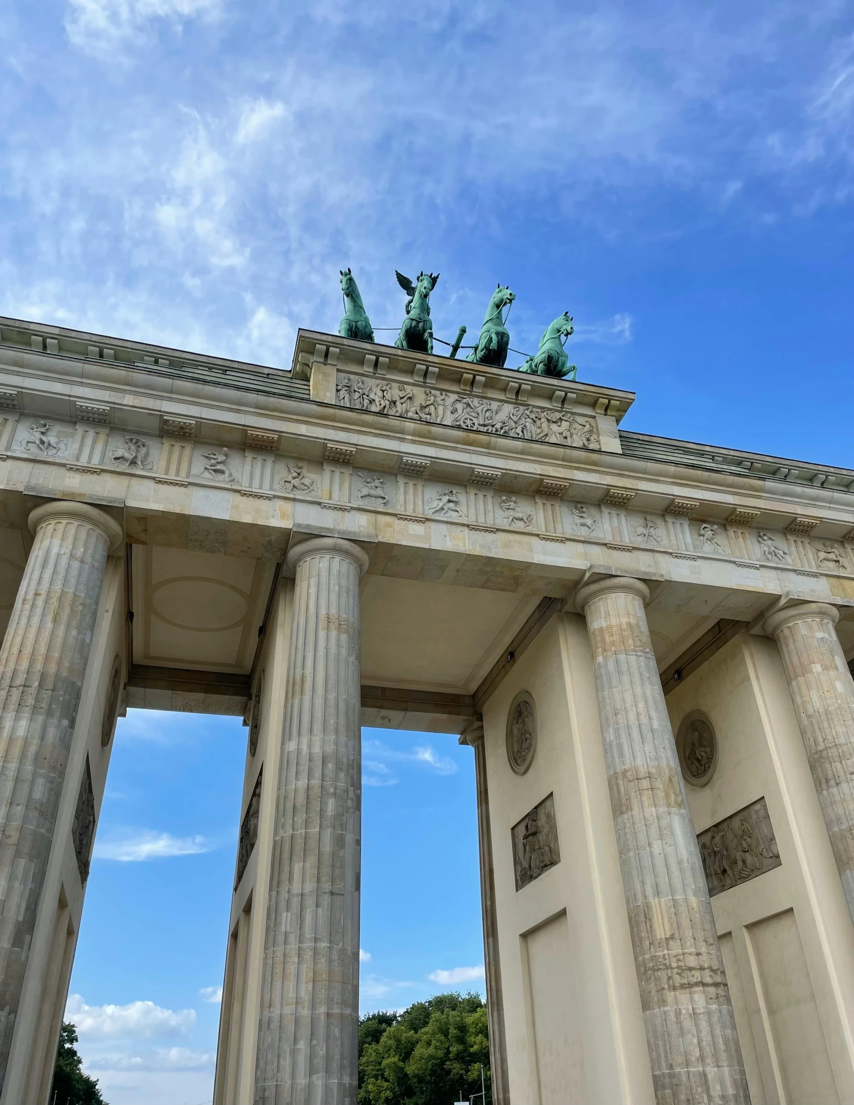 the monument has a statue on top and four statues at the base