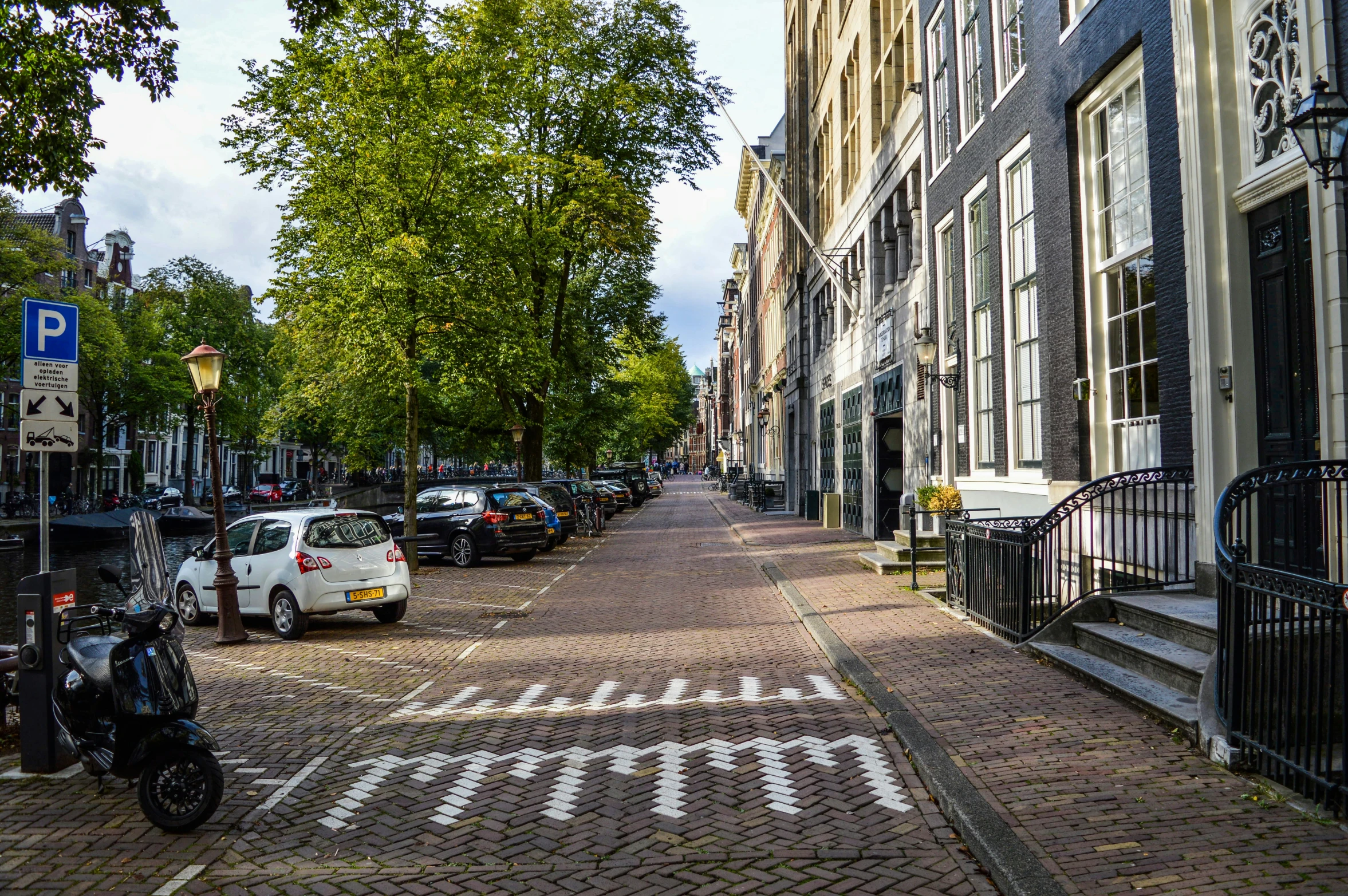 a street with parked cars in front of some buildings