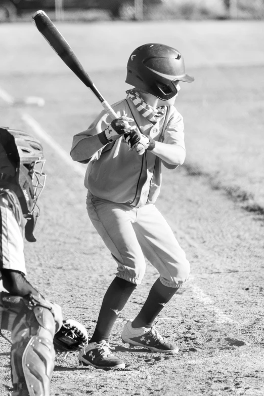 the little league player is practicing his swing