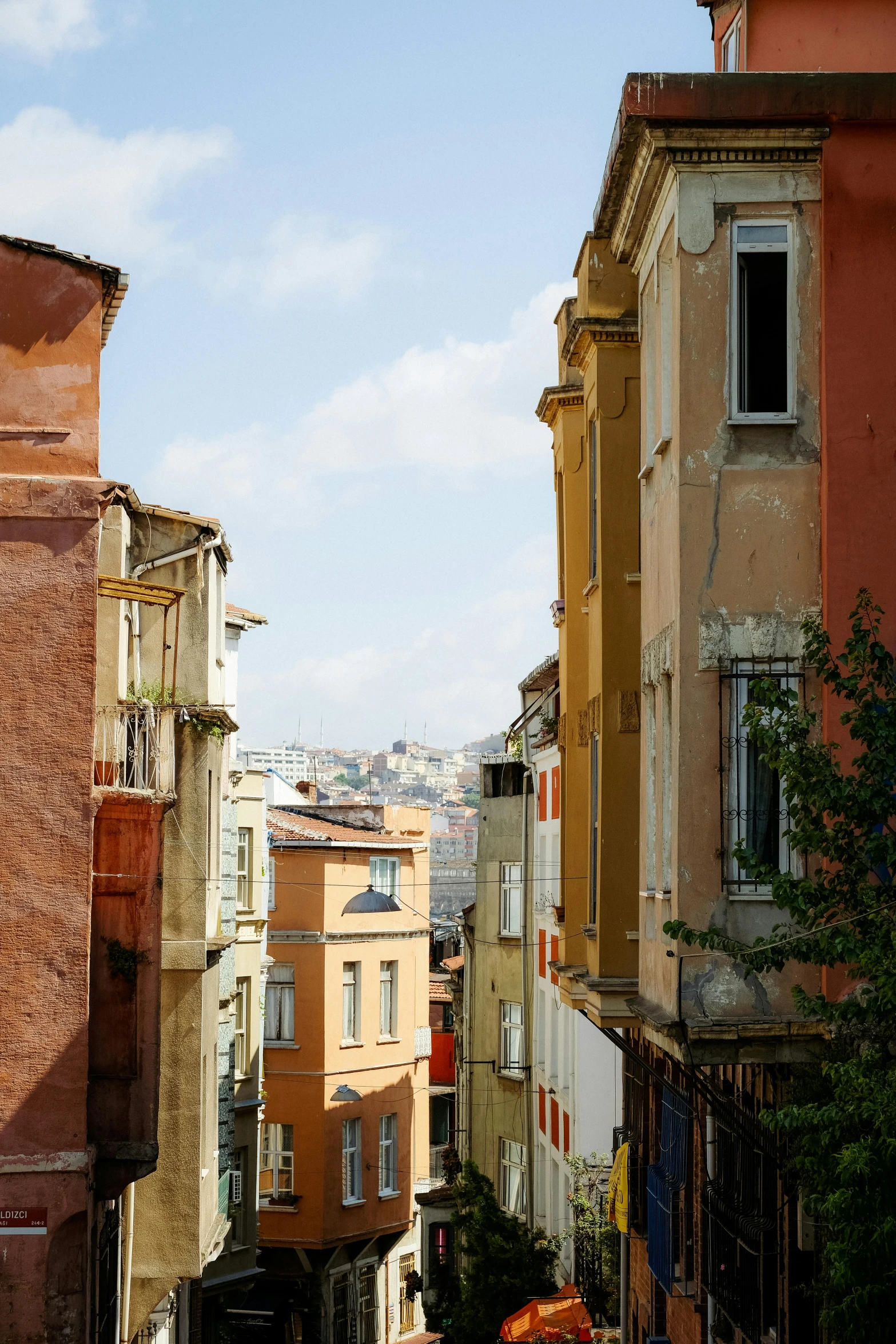 there are people and cars in the narrow alleyway