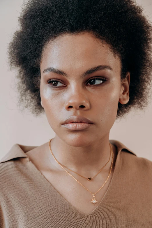 the model wears her own necklace made of pearls