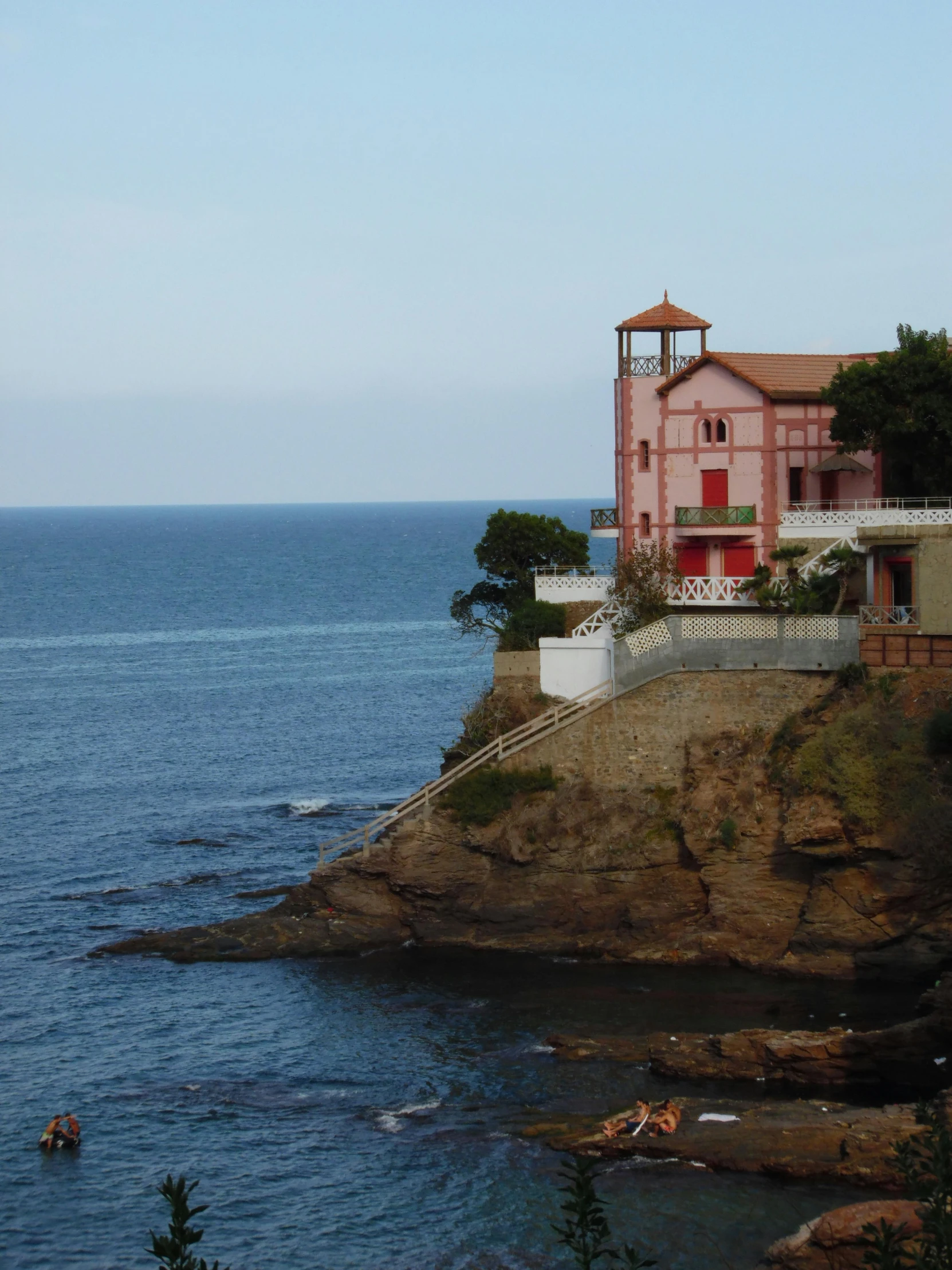 a small house that is near the ocean