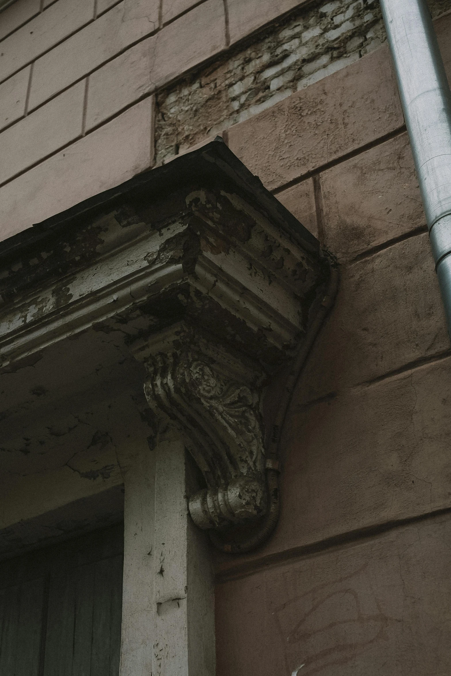 an architectural work made of a column and a window