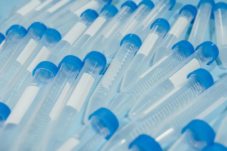 blue and white straws are being used as toothbrushes