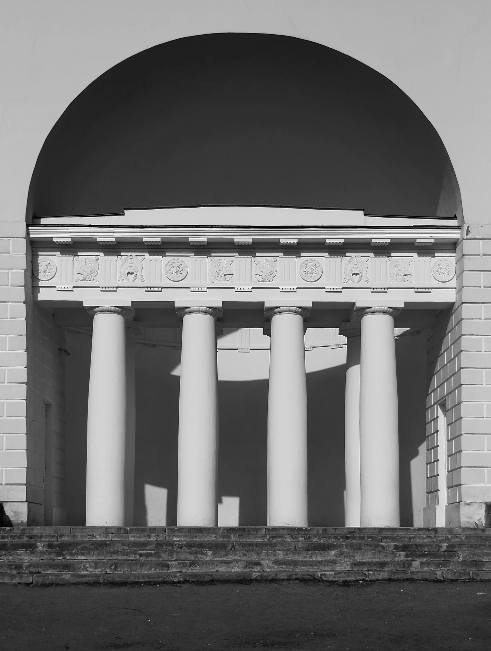 a very large stone structure with many pillars around it