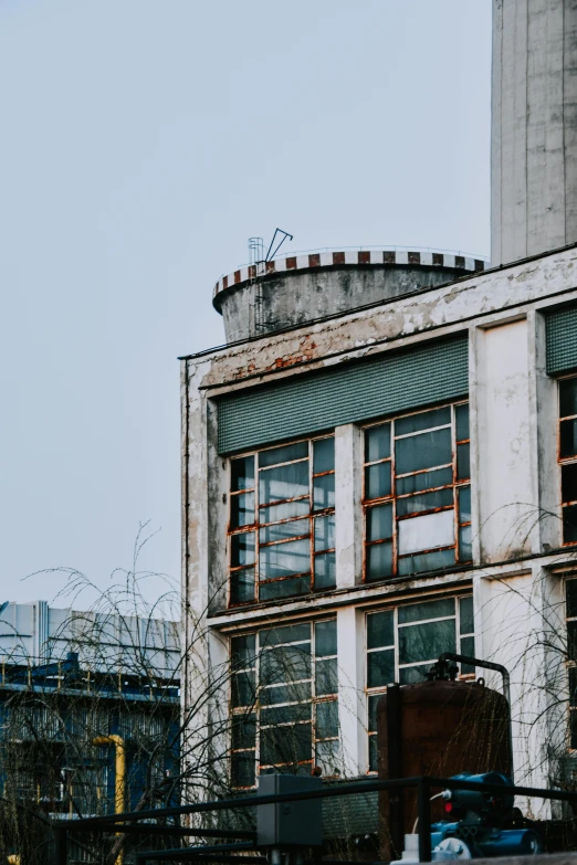 there is an old building with some windows and a few things on the roof