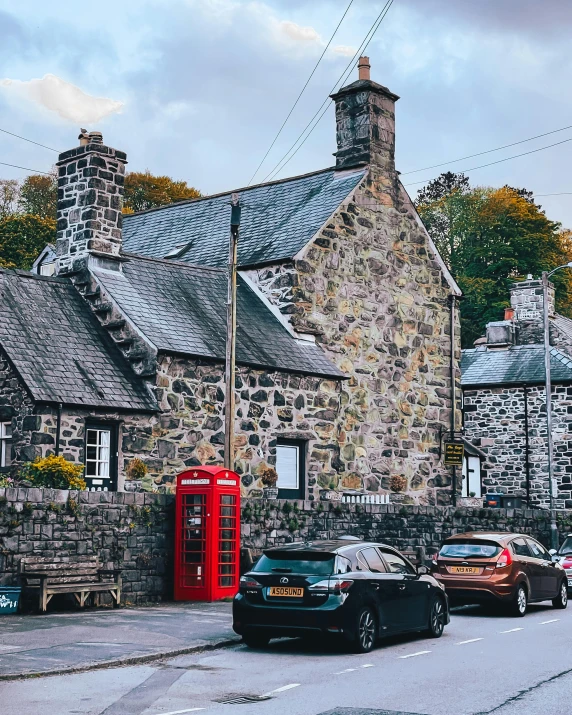 there are cars that are sitting on the road in front of a building