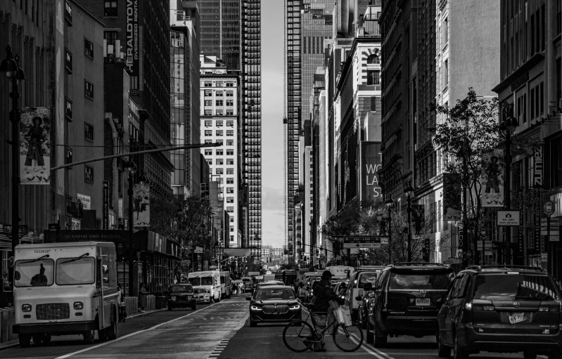 a black and white po of a busy city street