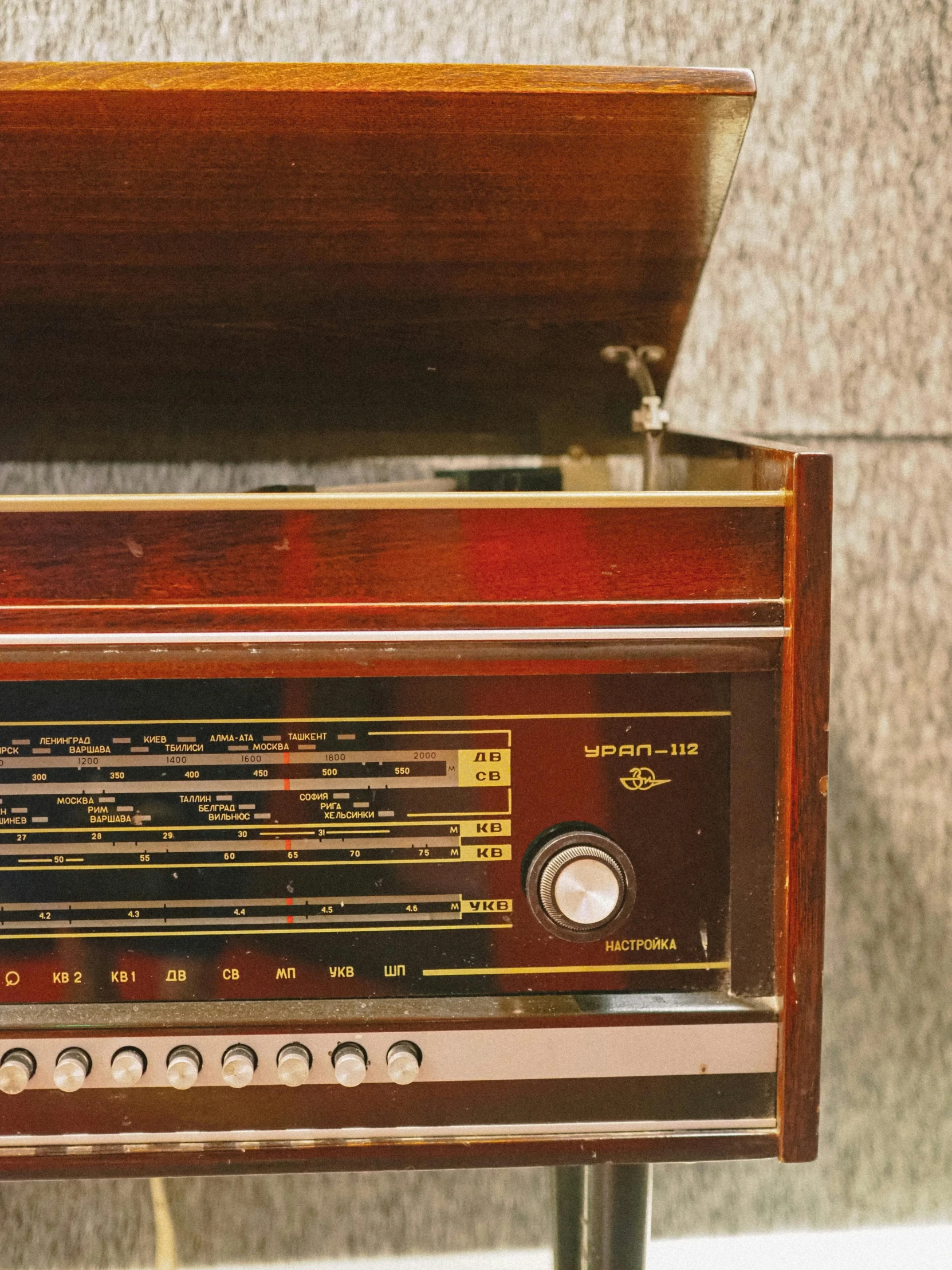 an old fashioned radio sitting on a table