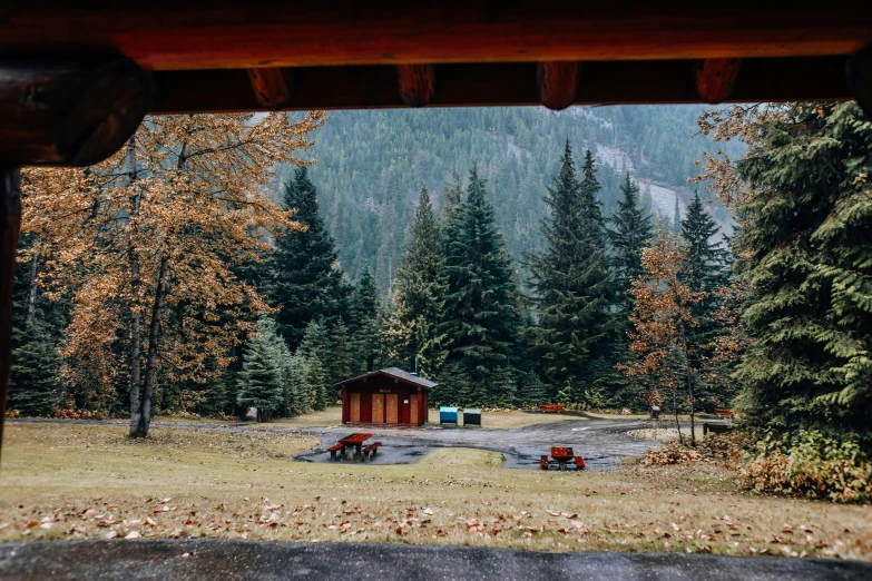 the picnic area in front of the cabin with a view on a beautiful forest