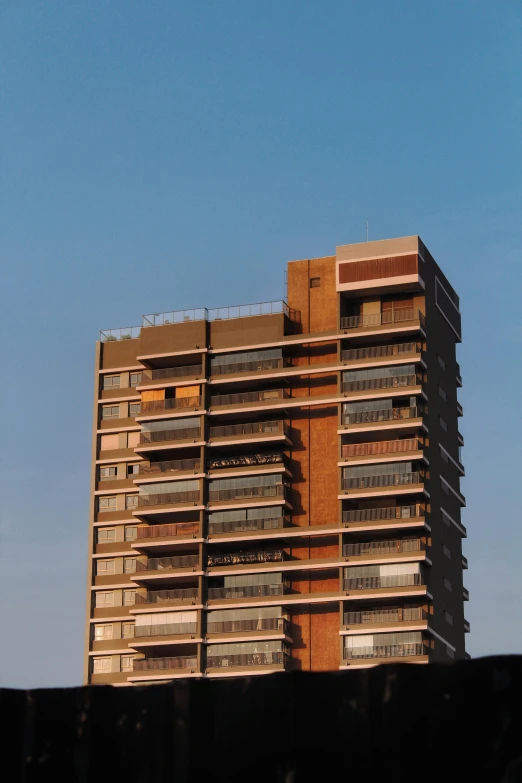 the tall building in the po appears to have balconies and windows