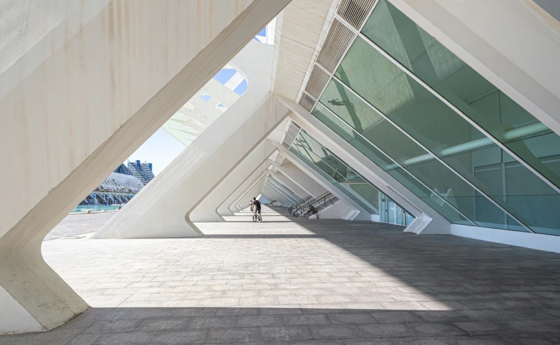 an open walkway is lined with white columns