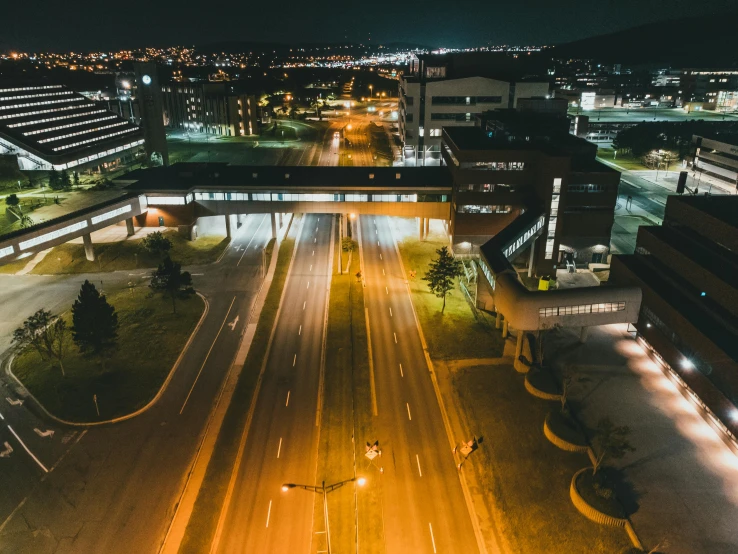 the long highway through a large city is filled with lights