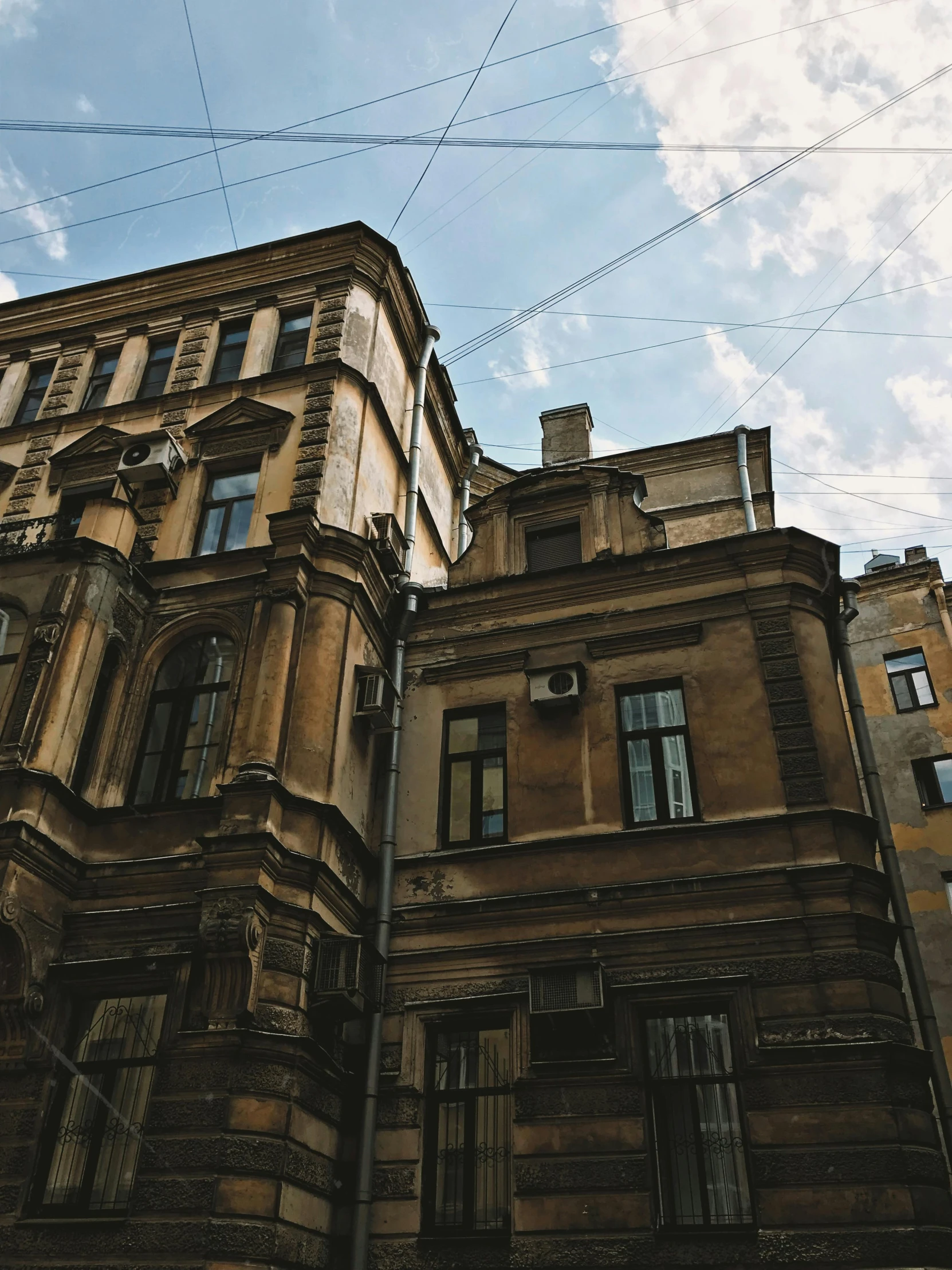 the corner of a large old building that has a bunch of windows