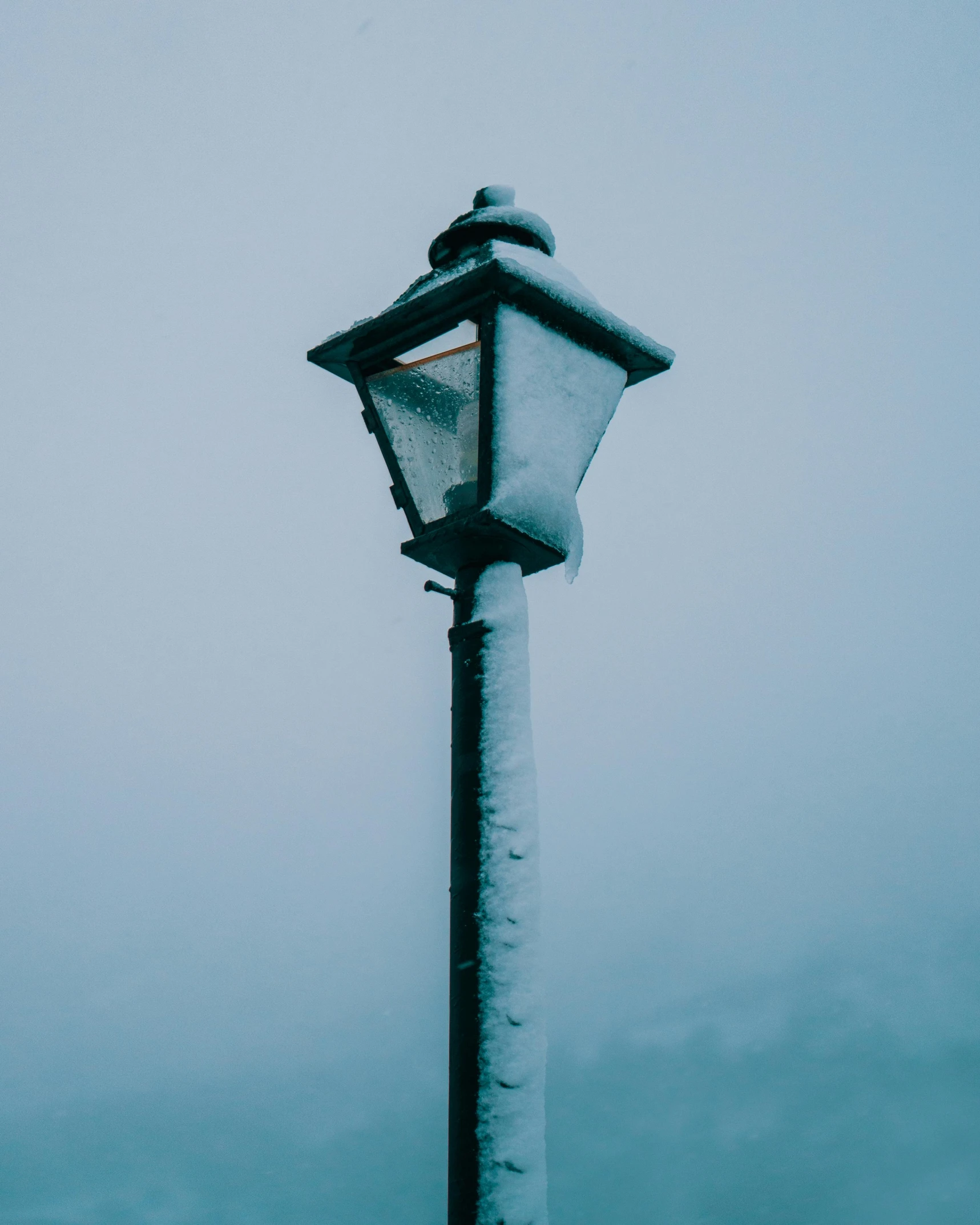 a street light that is on the side of a road