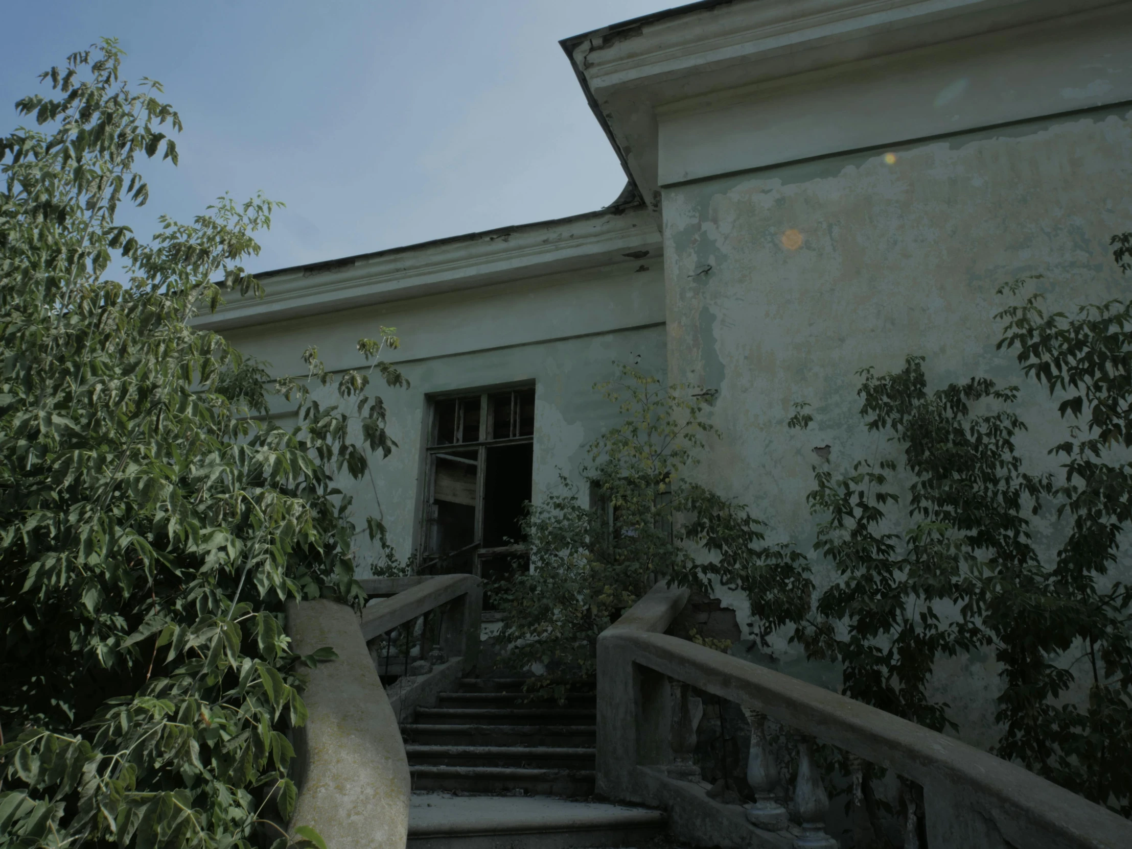 the outside of an old house and stairs