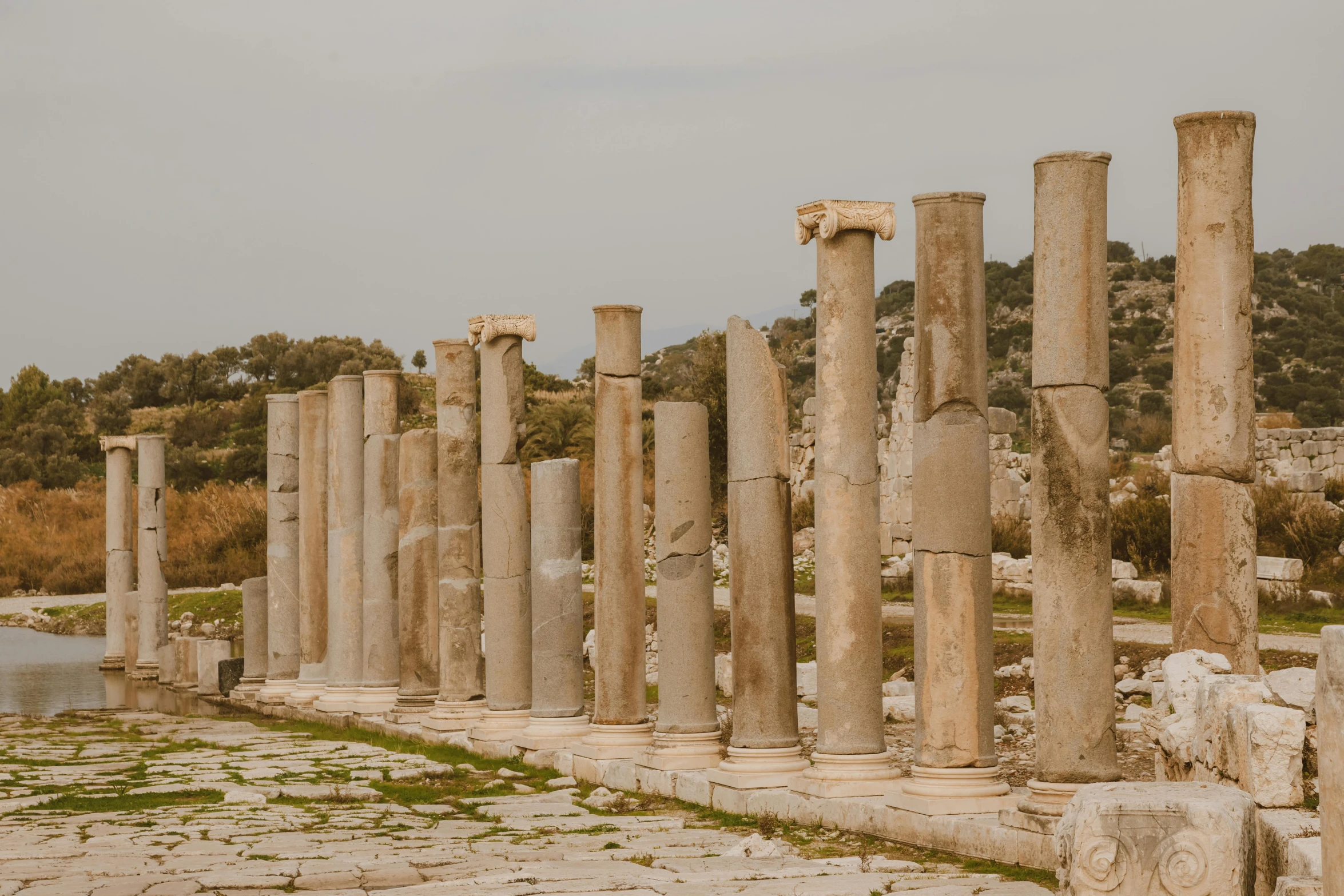 there are some very large columns in the ancient city