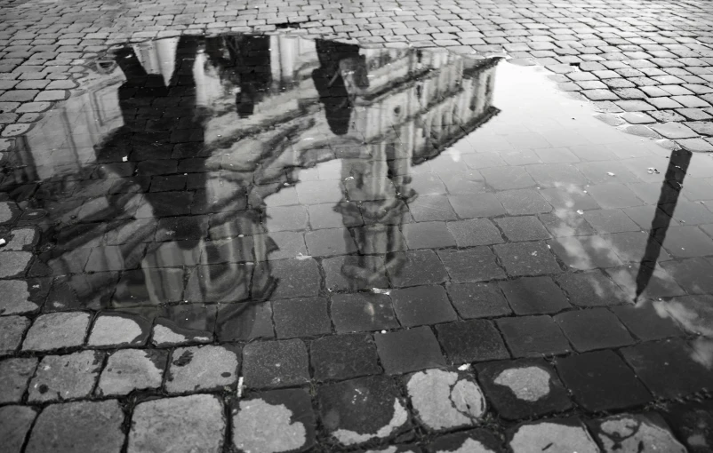 the reflection of a building in a dle