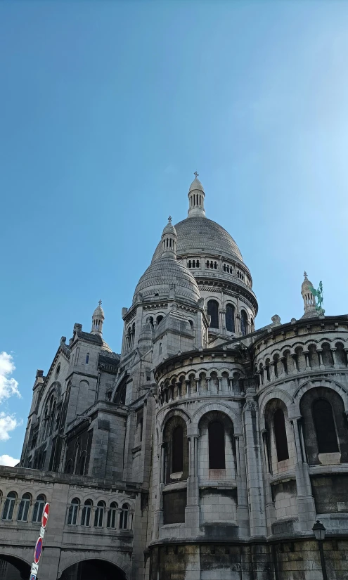 the tower on top of this building has arches