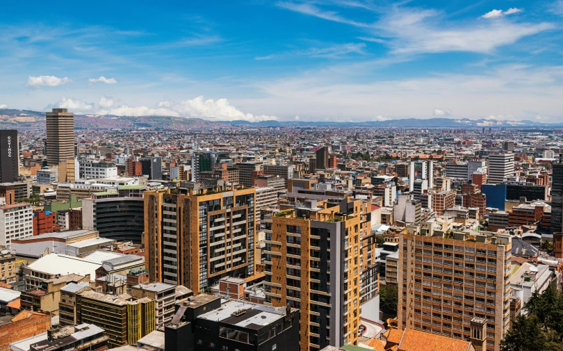 the large buildings are on either side of a city