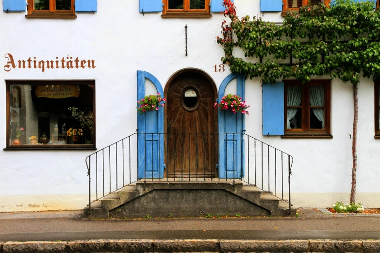 a building with a blue door that reads'antepitater '