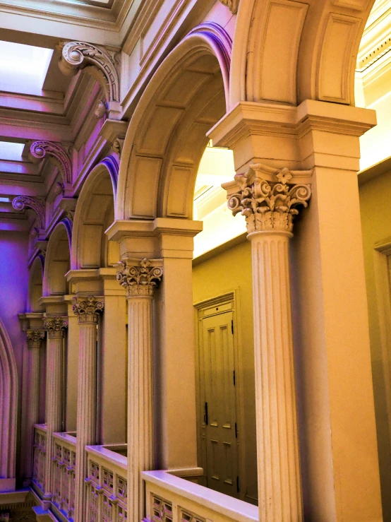 this room has pillars and columns on the ceiling