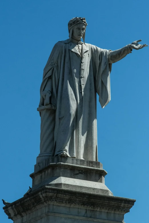 a statue of jesus with his arms outstretched