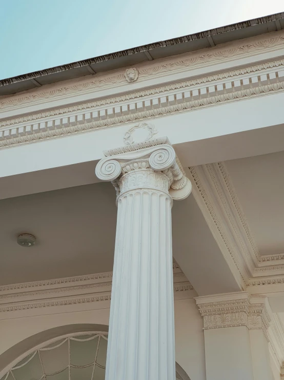 the columns at the corner of a building look very similar