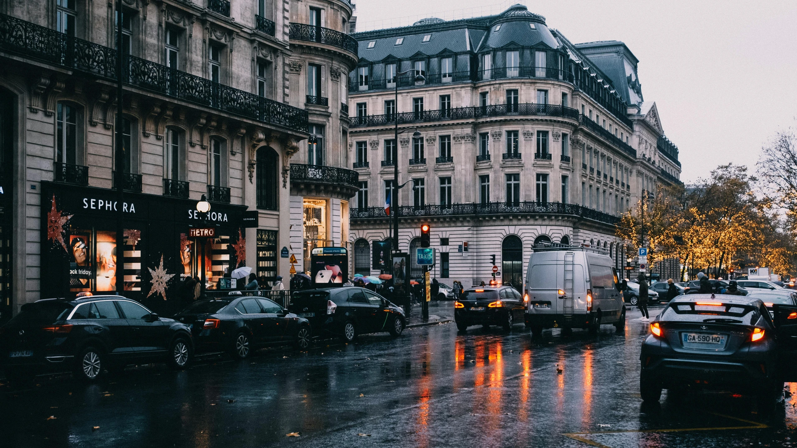 a street filled with lots of traffic under a cloudy sky