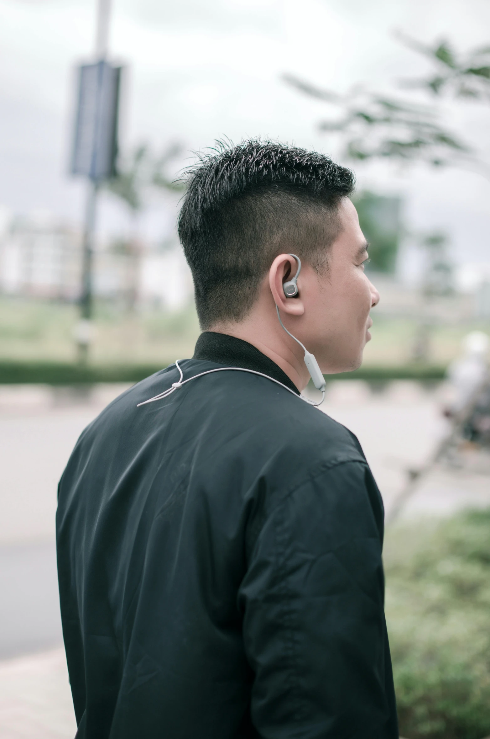 a man with an earphones on in his ears