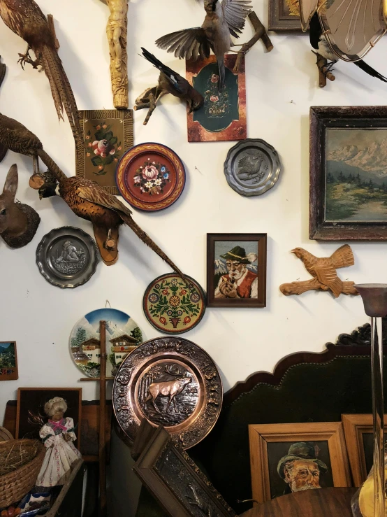 a bunch of assorted plates are hanging on the wall