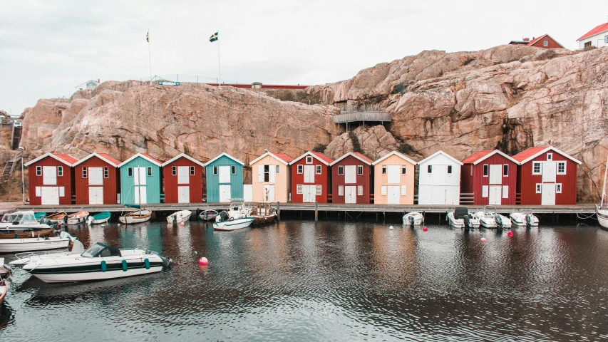 there are boats in the water next to a beach