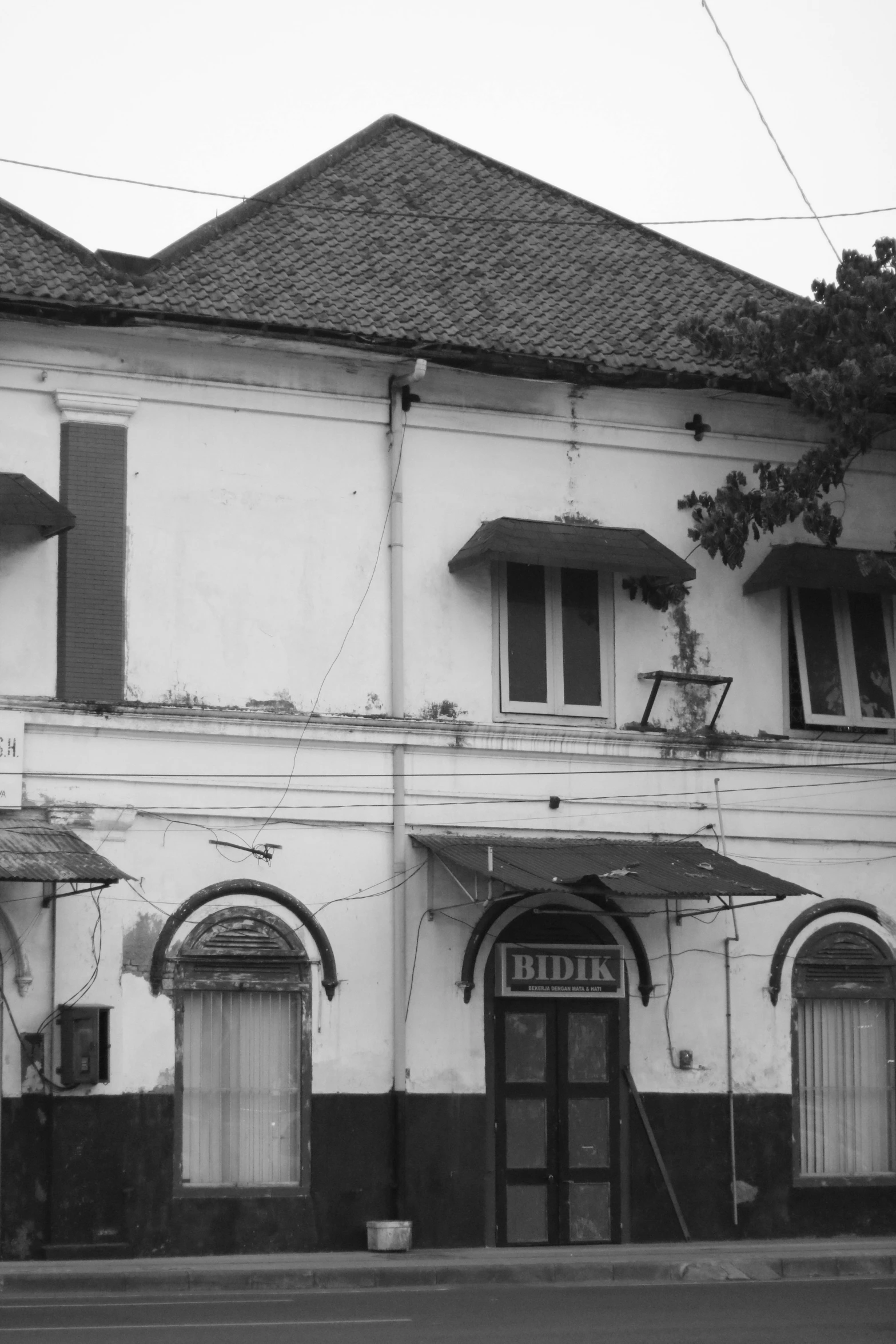 the corner of a white building with black trim