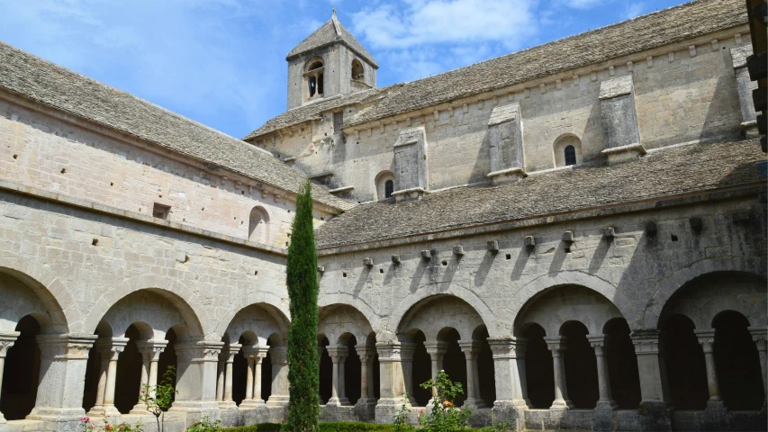 an old building with arches and columns near the wall