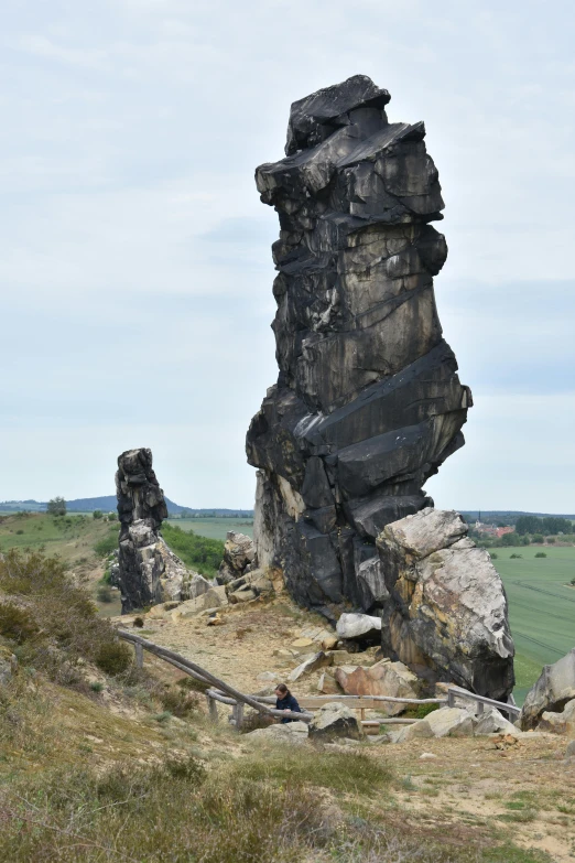 there are many rock formations along the side of this hill