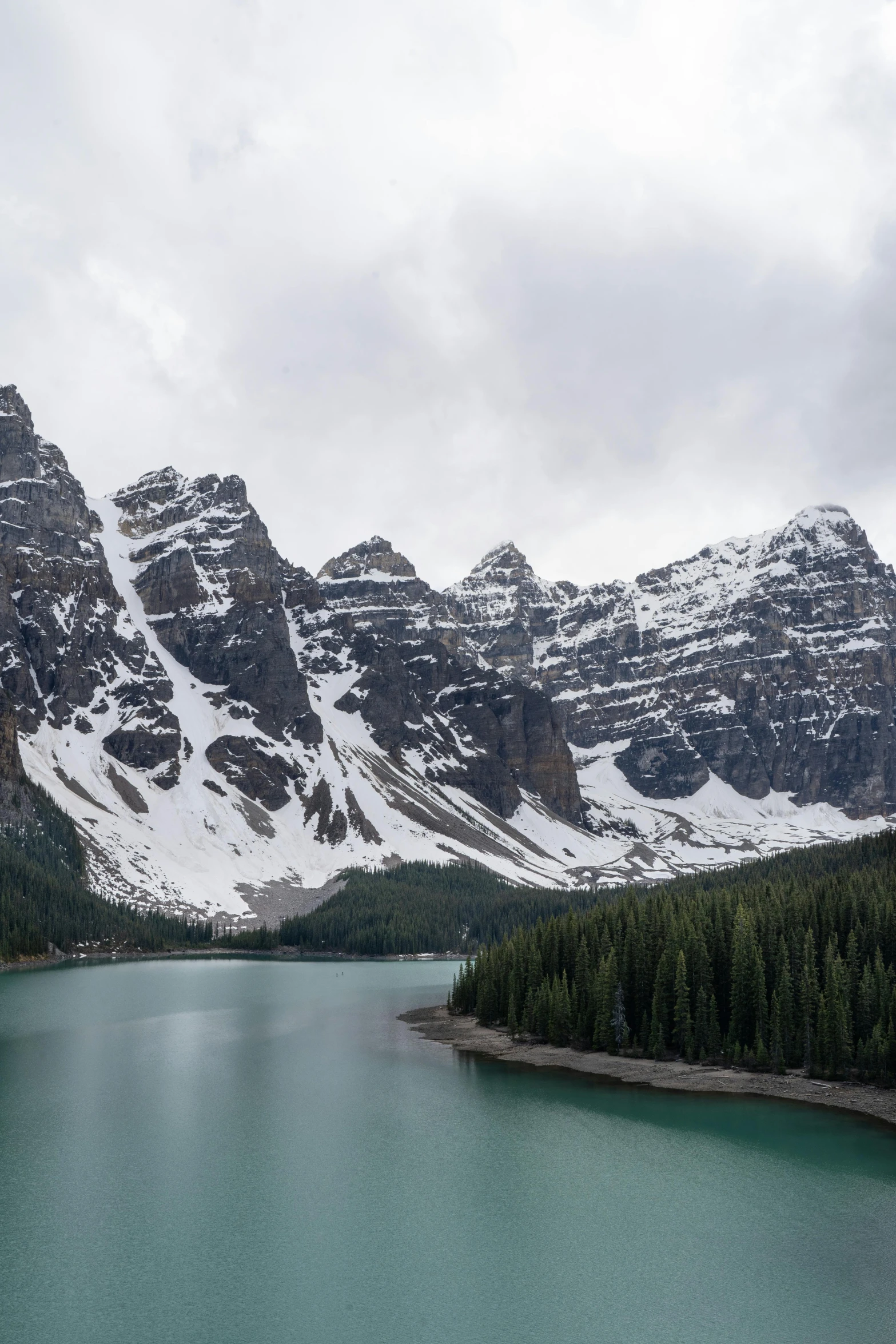 a mountain range is next to the lake