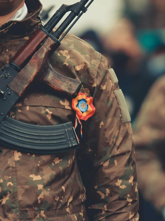 a soldier's uniform with a flower and gun tie