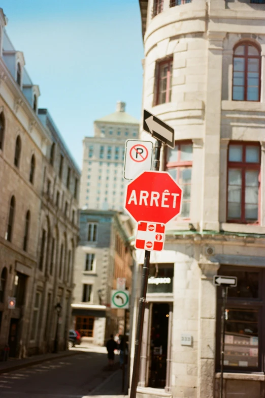 street sign indicating not to enter with no parking